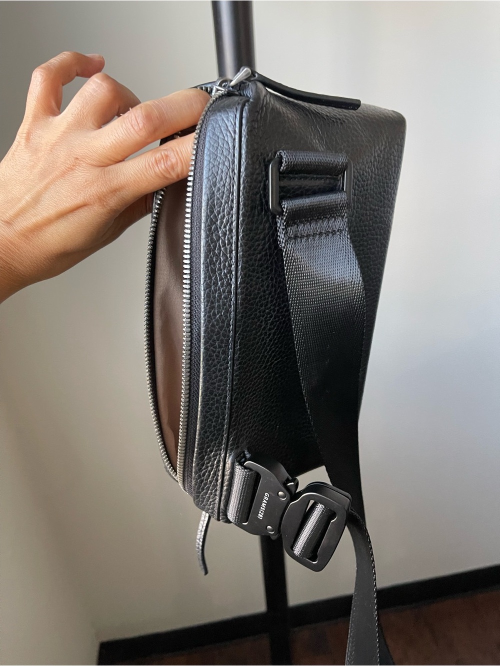 GRAMS(28) 157 Essential Everyday Sling Lightweight ITALIAN Leather Black Bag - Picture 10 of 17